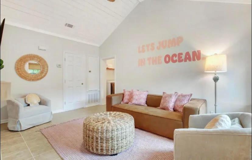 6 Bed 4 Ba Resort Style Home w Heated Pool
